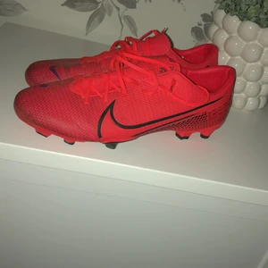 Nike vapor 13 acedemy  - Säljer ett par fotbollsskor som jag inte använder längre pga att jag slut spela. Kostar just nu 900 men jag säljer dom för 200. Storlek 45,5