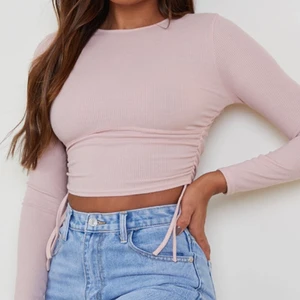 Ribbad tröja - Ribbad rosa tröja från prettylittlething, aldrig använd nypris 100kr