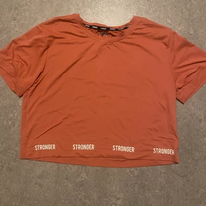 Tränings t-shirt från stronger - En super fin träning t-shirt från stronger i storlek small. Den är rosa och är i super skönt material. Strongers pris: 349kr. Mitt pris 150kr. Aldrig använd då den är för stor för mig och fick den i present så den har bara legat i en låda. Köpare står för frakt