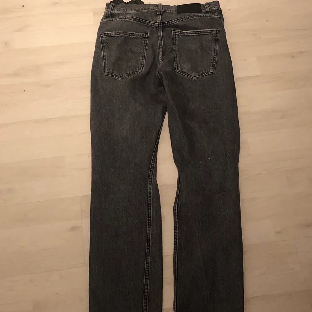 Jättefina gråa zara jeans med slitningar🤍 straight och mid/high waist går precis t naveln . Jeans & Byxor.