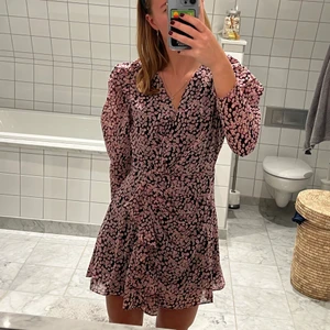 Diane von Furstenberg x Jaspal klänning - Endast provad men dock ej prislapp kvar då den är köpt utomlands och jag visste att jag därför inte kunde lämna tbx den. Säljes då jag köpte samma i två olika storlekar. Klänningen på bilden är i S och den jag säljer är i XS!😇💖