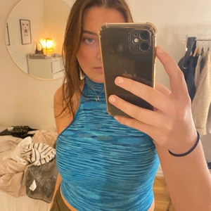 Festtopp Zara - Snygg halterneck topp ifrpn Zara, köpt förra sommaren och bara använd 1-2 gånger. Storlek M säljer för 150kr och köparen står för frakten💓