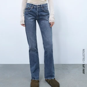 Zara straight jeans blåa - Säljer dessa jeans i från Zara i storlek 34, dom var inte tänkt till mig alltså passar dom inte mig men kan skicka fler bilder ifall de behövs! 💕 Nypris 359kr säljer för 280kr + 70kr frakt
