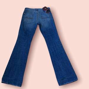 Helt nya låg midjade bootcut jeans, midjemått 70cm och innerbenslängden är 85cm. Frakten är spårbart och möts endast upp i Stockholm ☺️