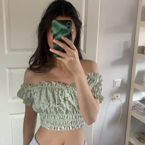 Gina tricot topp - Säljer då den inte kommer till användning. Kan mötas i Stockholm annars står köparen för frakt