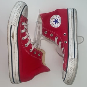 Röda converse - Röda converse storlek 39❤️ använda fåtal gånger så endast skitiga på sulan men det går lätt att tvätta bort! Nypris 800⭐️