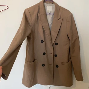 Blazer - Oversized balzer i snygg brun färg. Skickas med fraktkostnad eller möts i gbg