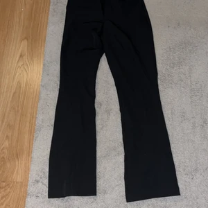 Kostymbyxor - Svarta kostymbyxor från bikbok!! Sitter jätte snyggt på, men säljer för dom är försmå för mig. Som nya i skicket 👍 spårbar frakt 57 kr tillkommer