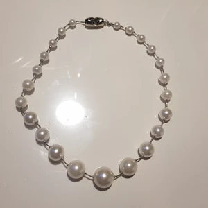 Halsband  - Säljer denna halsbandet för att den inte kommer till användning, den är i bra skick.