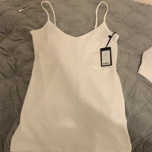 Linne - Ett helt nytt och oanvänt linjen från lager 157. Prislapp sitter kvar. Det är dubbelt material så man slipper ha bh 