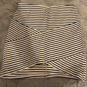 Kjol - En kjol i gott skick. Strl 146-152, jag själv är en s och den sitter jätte bra. Kjolen är köpt på cubus