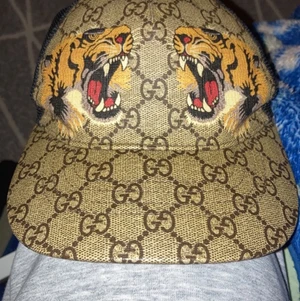 Gucci keps - Äkta såklart köpt för 2700 i Gucci affären men har ej kvar påsen och kvittot med den är 100%äkta man kan till och med se det