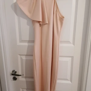 Klänning  - Festligklänning aldrig använd. 