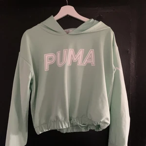 Sport croptop - Tunn hoodie som spänns i midjan om man vill ha den tajtare. Inte använd så den är i nyskick