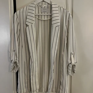 Bershka kavaj - Fin vit kavaj från Bershka i storlek S. Tunn och sval på sommaren utan att vara skir. Sparsamt använd, inga skador. 