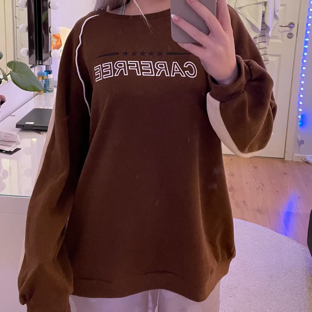 Säljer denna fina nya bruna sweatshirt! Använd endast 2 gånger! Hör av er vid frågor, köparen står för frakten❣️❣️. Tröjor & Koftor.