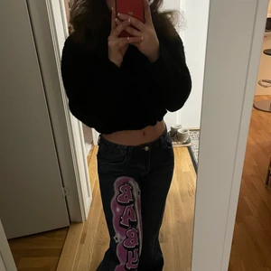 Jaded london lågmidjade jeans - Supersöta lågmidjade jeans från Jaded London med graffiti motiv. Säljer då de är för långa, därav är de knappt använda och i väldigt fint skick!