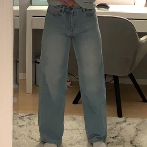 Baggy jeans - Supersnygga blå baggy jeans från junkyard, litet hål fram på vid foten men det märks inte alls. Sitter supersnyggt men lite för små för mig. Väldigt sköna
