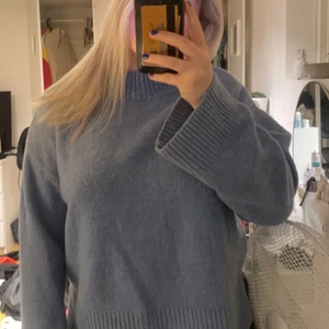 Blå stickad tröja💙 - Säljer denna as sköna stickade tröjan. Köpt på Zalando men är slutsåld nu! Säljer för 160 kr💙