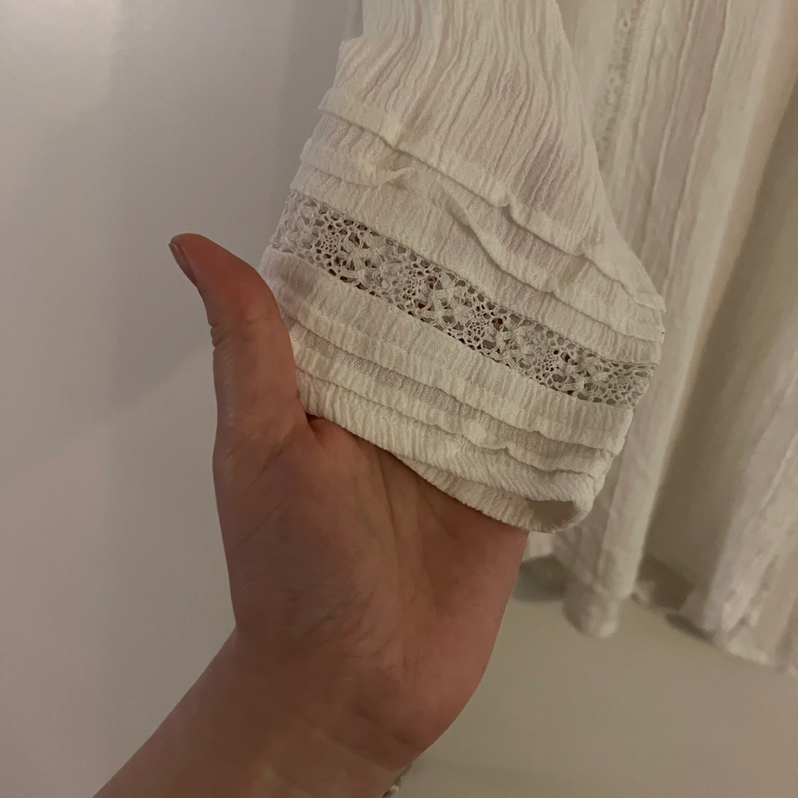 Blus med spetsdetaljer - 91