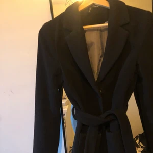 Kappa  - Kappa från HM i bra skick som slutar prisis över knäna på mej som är 170cm lång!