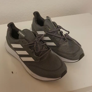 Adidas skor 44 2/3 - Helt nya Adidas skor , stl.44 2/3