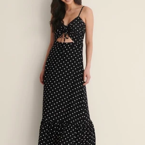 Långklänning med utskurning storlek 36 - Långklänning från nakd med utskuret parti som går att dra ner så att det blir täckt. Storlek 36 men passar också 38. Använd ca 5 gånger men i bra skick. Nypris 449kr mitt pris 250kr. Köpare står för frakt 66kr. Pris kan diskuteras vid snabb affär