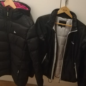 En dunjacka och en primaloft - 1. Dunjacka (rosa innuti) från Cross sportswear. Storlek 40. Jag har egentligen storlek 38 men köpte större pga att jag tyckte den var lite kort i armarna. Sitter fint i övrigt och värmer gott. Två fickor på sidorna. Luva. 500kr             2. Primaloft (vit innuti) från Tretorn. Storlek 38. Två fickor nedtill, en skipass ficka vänster arm, och en innerficka vänster sida. 400kr