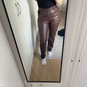 Faux-läder byxa - Fake-läder byxa i brun färg, aldrig använda, lapp kvar.
