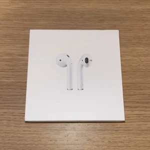 Airpods - Allt funkar bra. Säljer allt för 800 kr. Case för 500kr och 300kr för en vänster/höger airpod. 