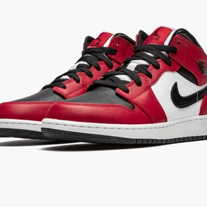 Air Jordan 1 mid chicago black toe - Säljer dessa jättesnygga jordans, som tyvär är för små för mig. Skriv privat för fler bilder!