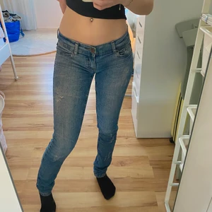 Lågmidjade Jeans - Skitsnygga lågmidjade jeans köpta för 300kr på beyond retro! 🤍 Frakt tillkommer