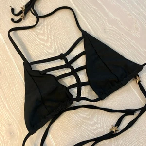 Svart bikinitopp XS - Supersnygg bikiniöverdel från Nelly köpt för några år sedan. Knytbar runt nacke och rygg. Har tyvärr inte kvar storleslappen men skulle tro att det är XS. Skriv privat vid frågor.
