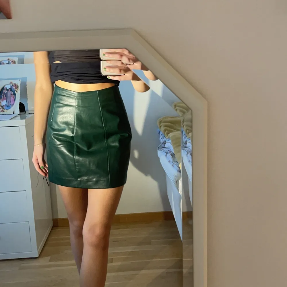 Grön kjol (läder imitation) från stradivarius. Storlek:S Pris:110kr + frakt. Kjolar.