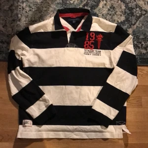 Tommy Hilfiger rugbyshirt - Riktigt fresh rugbyshirt från tommy hilfiger! Clean baggy fit💥