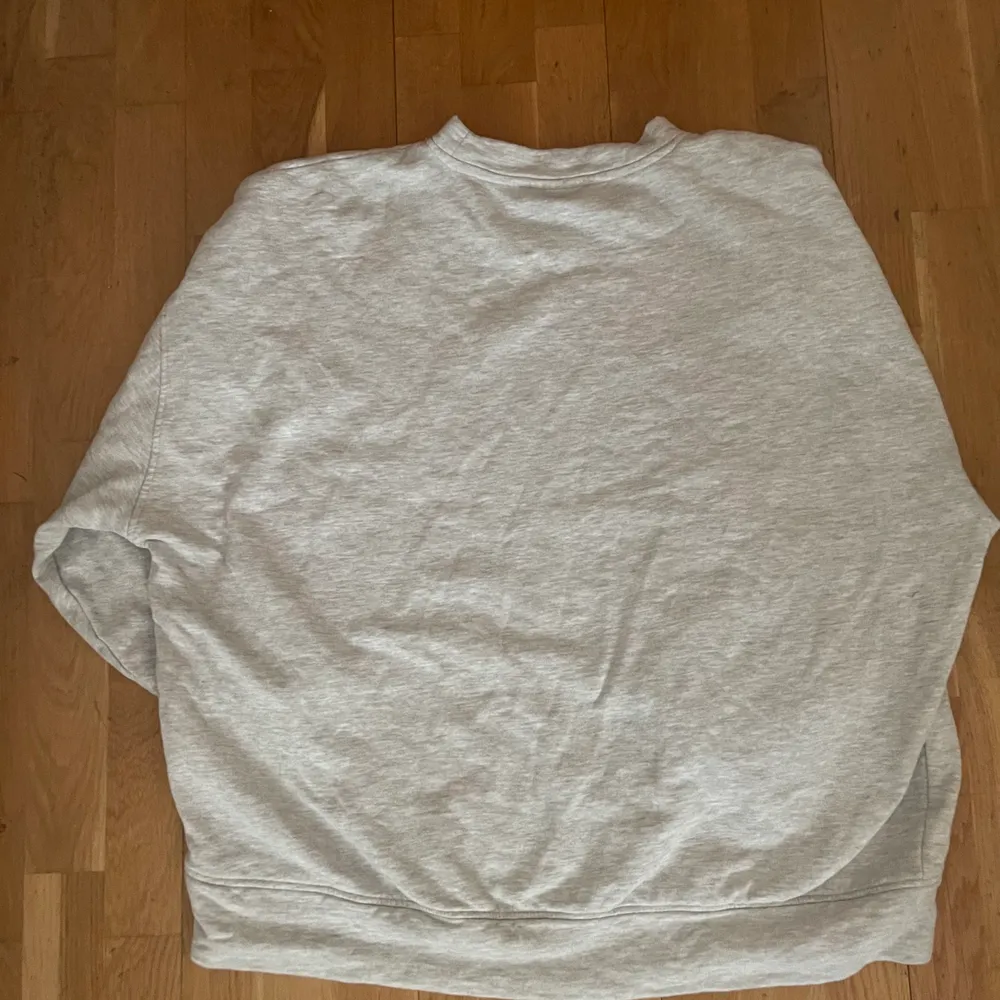 En basic mysig grå oversized sweatshirt. Knappt använd.🤍. Tröjor & Koftor.