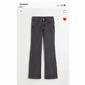 Lågmidjade jeans - Säljer dessa slutsålda jeansen från HM. De är gråa, långa och lågmidjade. Storlek 38 o bra längd på mig som är 170cm. Skriv privat för fler bilder eller frågor❤️