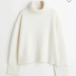  stickad polotröja  - vit super snygg och skön stickad polotröja från hm som tyvärr inte kommer till användning längre. säljer för 150kr+frakt💕 skriv för fler bilder💕