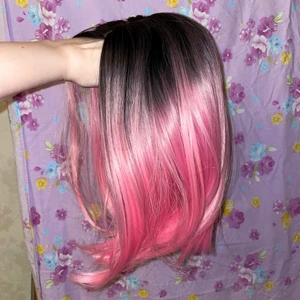 Peruk - Jätte fin peruk i syntetmaterial, endast använd nån enstaka gång hemma. Säljer då den inte kommer till användning utan bara legat i förpackningen i en evighet. Hund finns i hemmet!