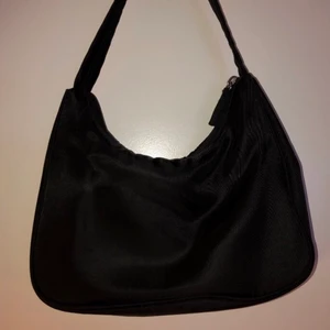 Klassisk svart handväska Monki  - Jättefin svart handväska! Från Monki och i fint skick den är använd kanske 10 gånger.