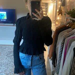 Blus från & other Stories  - Jättesöt svart blus från & other stories. Kommer aldrig till användning men gillar supermycket❣️❣️❣️ 