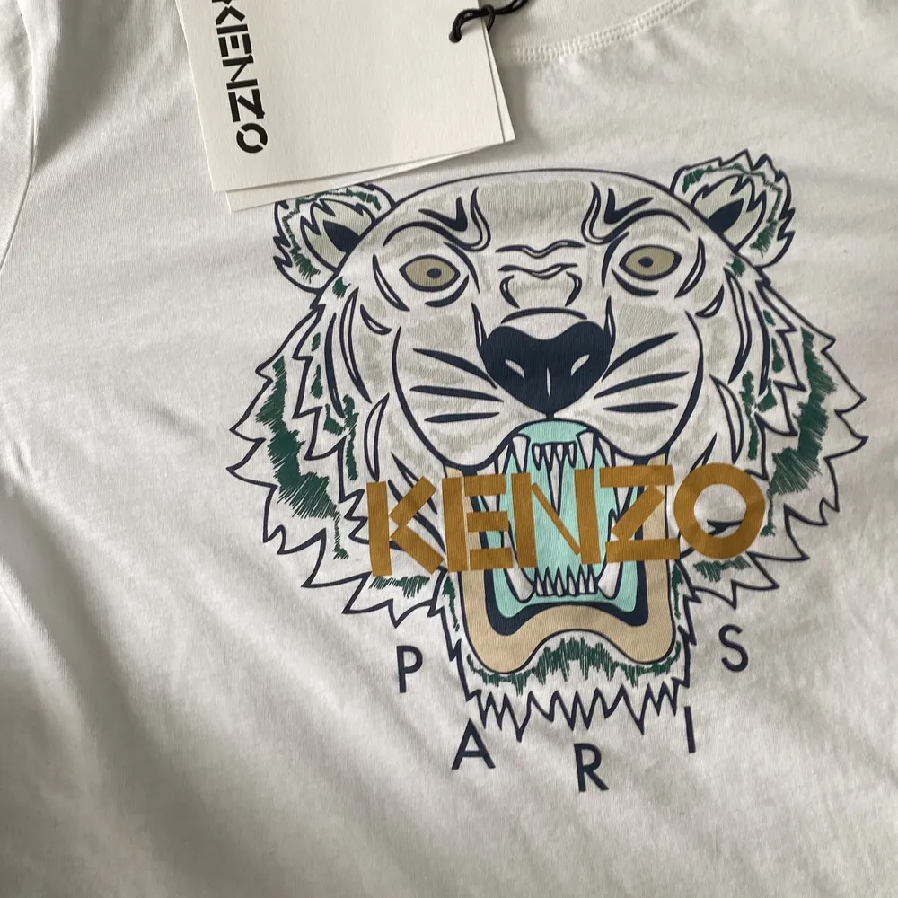 Säljer nu min helt nya kenzo t-shirt Använd 1 gång då storleken va för liten köpte den för 975kr men kan sälja den för 590kr vid en snabb affär inom stockholm. T-shirts.