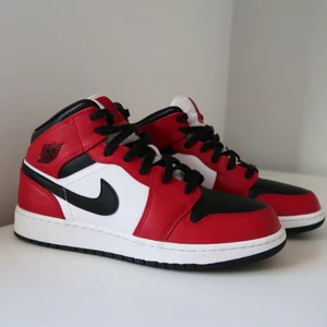 Air Jordan 1 Chicago black toe strl 39 - Säljer mina Jordans i strl 39 på grund av att jag köpte fel storlek. Köpta på Restocks så de är kontrollerade att vara äkta.  För det mesta använda inomhus, alltid med creaseskydd. Otroligt välskötta skor och är i näst intill nyskick. 