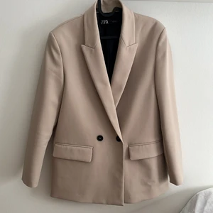 Blazer/Kavaj - Supersnygg blazer i en kall beige färg från Zara!🤍 Jättebra kvalitet på tyget. Endast använd 2 gånger, och därefter tvättad på kemtvätt. Tycker om den jättemycket men den har tyvärr blivit lite för liten… (Färgen är mest rättvis på sista bilden!)
