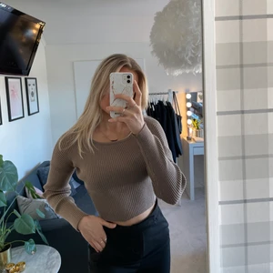 Ribbad brun tröja - Ribbad brun tröja i jättefin färg 🥺