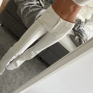 Lågmidjade kostymbyxor - Säljer mina lågmidjade kostymbyxor från chiquelle. Köptes 2017. Stl xs