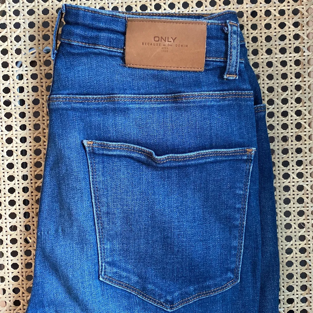 Ett par så sköna jeans från ONLY! De har en slim-fit och en hög midja, materialet är elastiskt (inte lika stelt som vanligt jeansmaterial). Storleken är W28 L34. 💙. Jeans & Byxor.