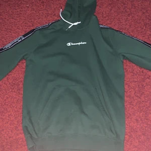 Champion Hoodie L - Det är en Hoodie som jag har haft i 6 mån och den är i välidgt bra form