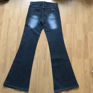 super fina lågmidjade jeans. storlek w27 l32. köparen står för frakt 💚