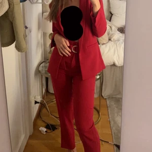 Kostymsett - Ett rött kostymsätt ifrån hm! Jättefint och använt en gång, jackan är i storlek 34 och byxorna storlek 34!💓